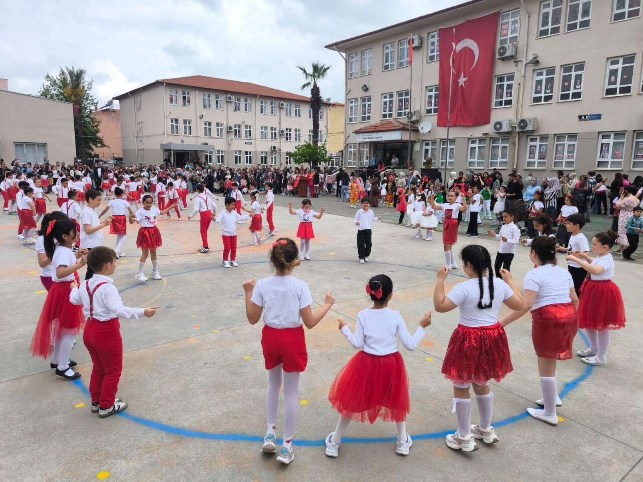 Dalaman’da 23 Nisan Coşkusu Okul Bahçesine Taştı 7